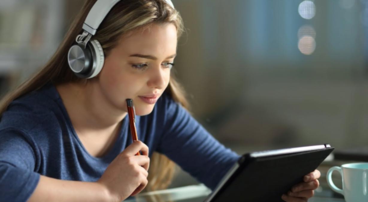 SEO araç paneli ekranı üzerinde veri analizi çalışması